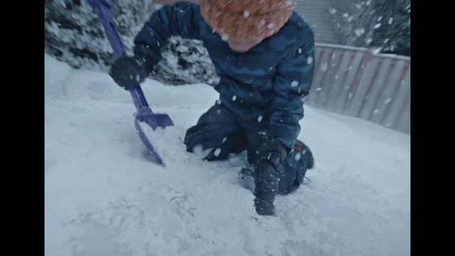 Video Reference: Snow, Human body, Jacket, Ice cap, Freezing, Slope, Recreation, Boot, Winter, Glove