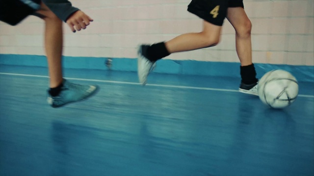 Video Reference: Joint, Shoe, Sports uniform, Shorts, Sports equipment, Blue, Knee, Football, Thigh, Ball