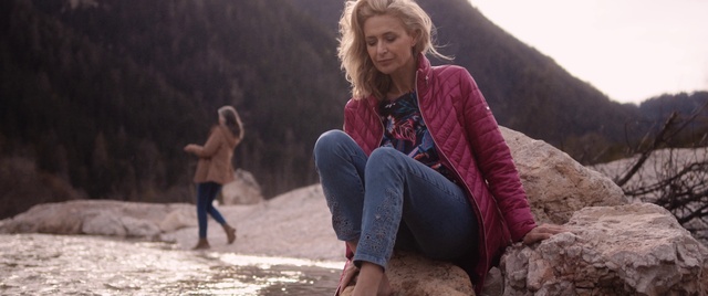 Video Reference: Leg, People in nature, Flash photography, Tree, Happy, Wood, Sunlight, Travel, Leisure, Landscape