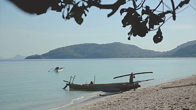 Video Reference: Water, Sky, Boat, Water resources, Mountain, Nature, Boats and boating--Equipment and supplies, Vehicle, Tree, Watercraft