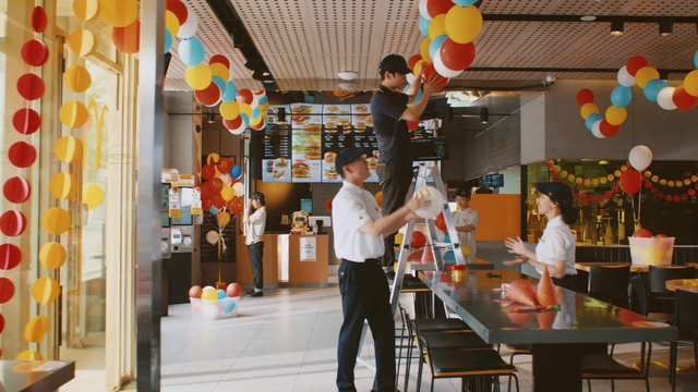 Video Reference: Table, Orange, Leisure, Fun, Balloon, Customer, Event, Party supply, Child, T-shirt