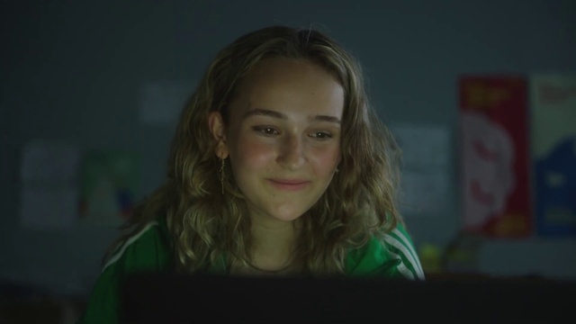Video Reference: Nose, Cheek, Head, Lip, Hairstyle, Eyebrow, Mouth, Flash photography, Iris, Smile