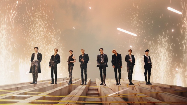 Video Reference: Standing, Gesture, Fireworks, People in nature, Event, Entertainment, Performing arts, Formal wear, Performance art, Fun