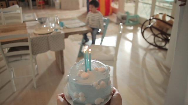 Video Reference: Food, Cake decorating, Candle, Birthday candle, Cake decorating supply, Cake, Birthday cake, Event, Sugar paste, Dessert