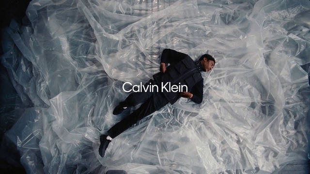 Video Reference: Glove, Slope, Freezing, Recreation, Glacial landform, T-shirt, Automotive tire, Fun, Ice cap, Winter