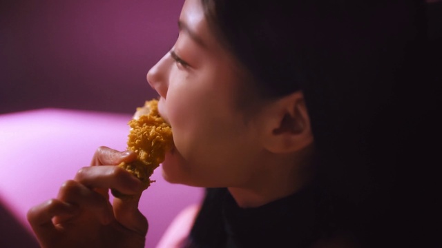 Video Reference: Food, Food craving, Gesture, Cuisine, Dish, Ingredient, Junk food, Biting, Finger food, Sweetness