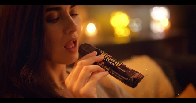 Video Reference: Lip, Hand, Flash photography, Eyelash, Finger, Audio equipment, Entertainment, Music artist, Music, Alcoholic beverage