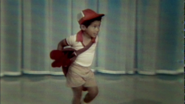 Video Reference: Leg, Hat, Waist, Sun hat, Thigh, Entertainment, Happy, Trunk, Human leg, Knee