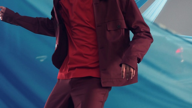 Video Reference: Joint, Outerwear, Neck, Sleeve, Waist, Gesture, Sportswear, Thigh, Denim, Elbow