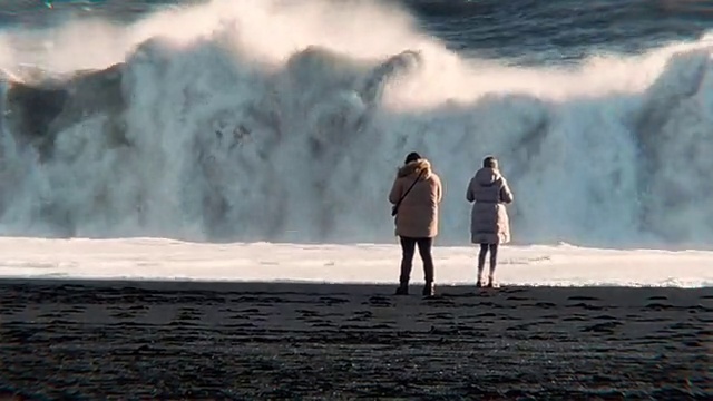 Video Reference: Water, Nature, Standing, People in nature, Gesture, Body of water, Cloud, Coastal and oceanic landforms, Beach, Morning