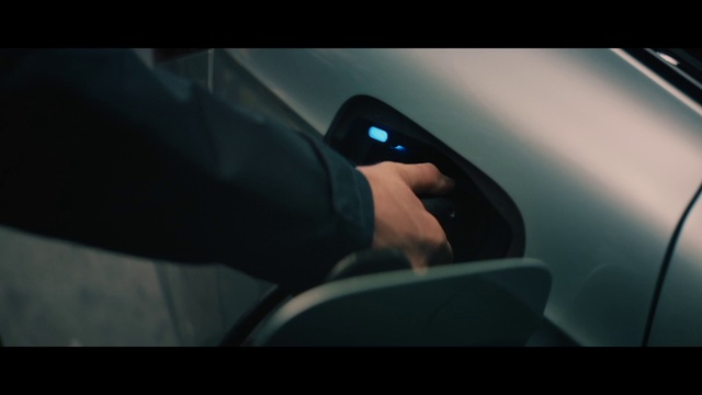 Video Reference: Hood, Automotive lighting, Automotive mirror, Vehicle, Flash photography, Steering wheel, Gesture, Rear-view mirror, Car, Automotive design