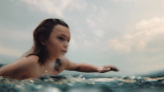 Video Reference: Water, Cloud, Sky, Flash photography, People in nature, Happy, Black hair, Leisure, Bathing, Long hair