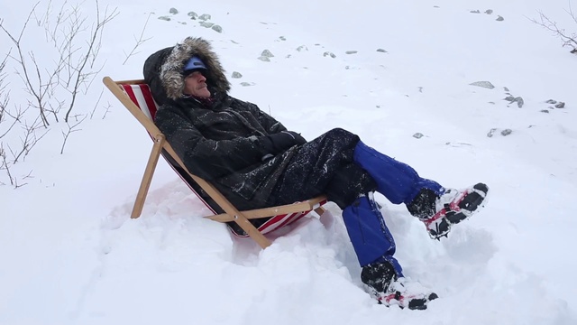 Video Reference: Snow, Slope, Outdoor recreation, Freezing, Recreation, Leisure, Geological phenomenon, Glove, Ice cap, Winter