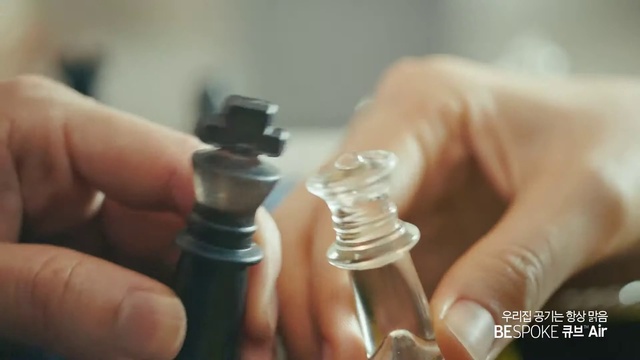 Video Reference: Hand, Wood, Gesture, Finger, Thumb, Nail, Eyelash, Wrist, Liquid, Fashion accessory