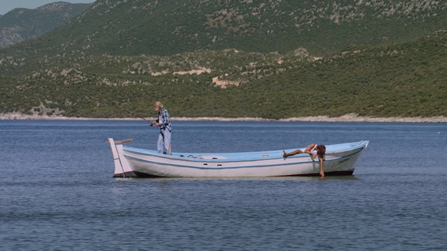 Video Reference: Water, Watercraft, Boat, Vehicle, Boats and boating--Equipment and supplies, Lake, Outdoor recreation, Mountain, Sky, Wood