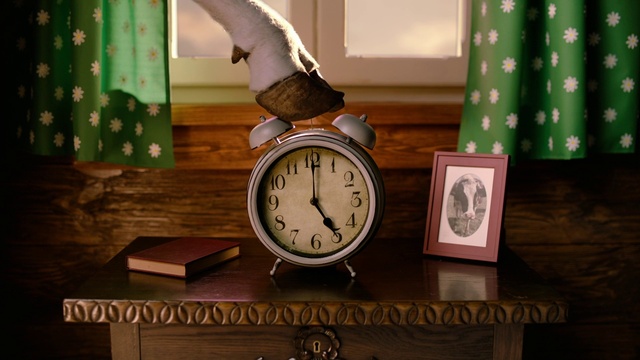 Video Reference: Alarm clock, Table, Green, Wood, Lighting, Clock, Wall, Quartz clock, Curtain, Hardwood