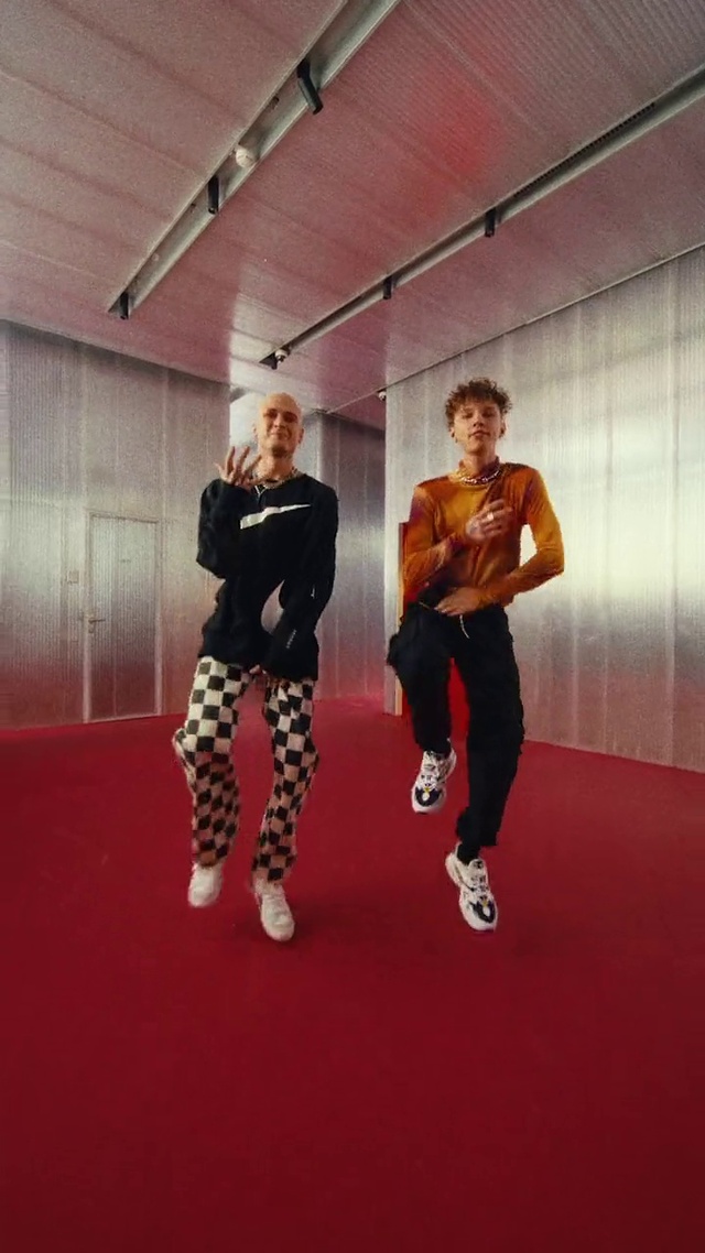 Video Reference: Trousers, Leg, Standing, Flooring, Knee, Eyewear, Sneakers, Fun, Event, Fashion design