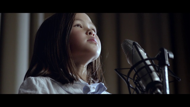 Video Reference: Lip, Eyelash, Flash photography, Musician, Music, Entertainment, Beauty, Performing arts, Audio equipment, Happy