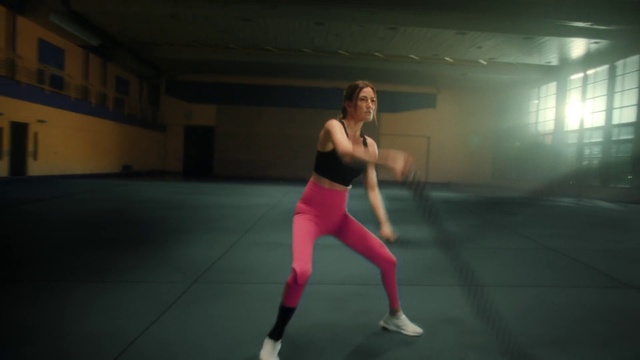 Video Reference: Footwear, yoga pant, Active pants, Flash photography, Dance, Knee, Performing arts, Thigh, Sportswear, Entertainment