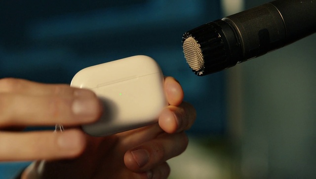 Video Reference: Hand, Microphone, Gesture, Finger, Thumb, Audio equipment, Nail, Electronic device, Tints and shades, Gadget