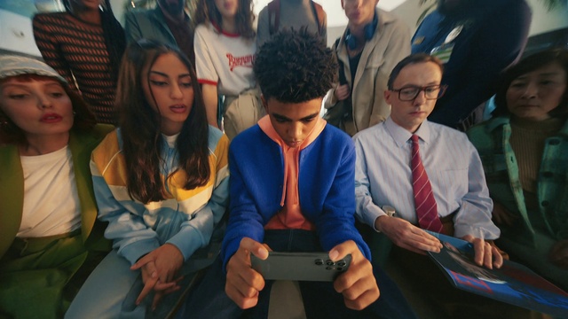 Video Reference: Gesture, Interaction, Tie, Leisure, Event, Team, Hat, Crowd, Luggage and bags, Conversation