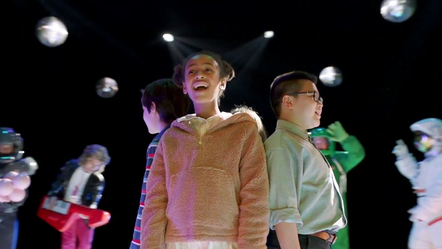 Video Reference: Music artist, Music, Performing arts, Entertainment, Musician, Fashion design, Event, Leisure, Fun, T-shirt