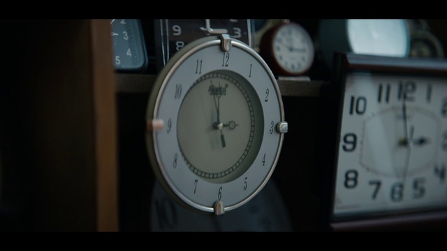 Video Reference: Watch, Clock, Alarm clock, Measuring instrument, Gauge, Font, Gas, Circle, Auto part, Number
