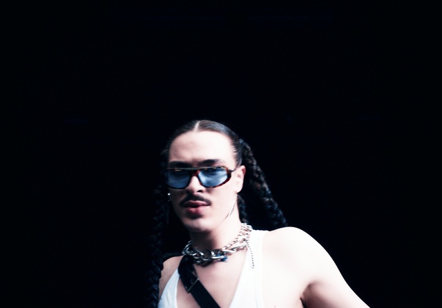 Video Reference: Vision care, Flash photography, Sunglasses, Neck, Eyewear, Goggles, Performing arts, Entertainment, Audio equipment, Fashion design