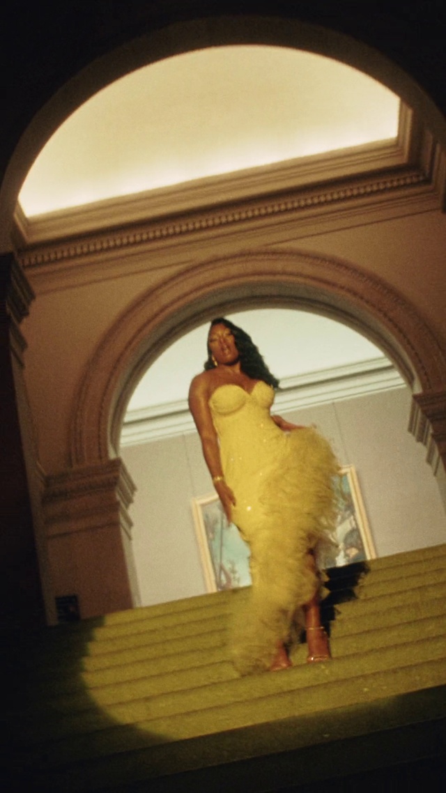 Video Reference: Flash photography, Temple, Ceiling, Arch, Fashion design, Event, Formal wear, Happy, Thigh, Peach