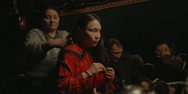 Video Reference: Flash photography, Event, Tableware, Jewellery, Fun, T-shirt, Conversation, Fashion design, Crowd, Necklace