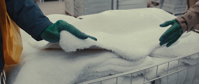 Video Reference: Snow, Glove, Freezing, Fence, Slope, Knee, Sportswear, Sock, Foot, Winter
