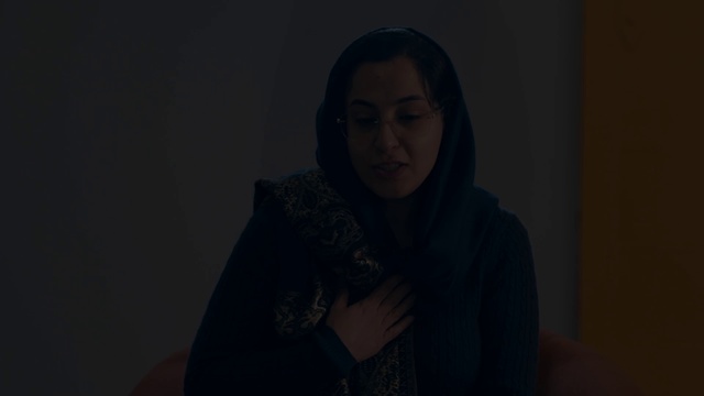 Video Reference: Flash photography, Gesture, Wrap, Smile, Stole, Event, Jewellery, Electric blue, Shawl, Visual arts