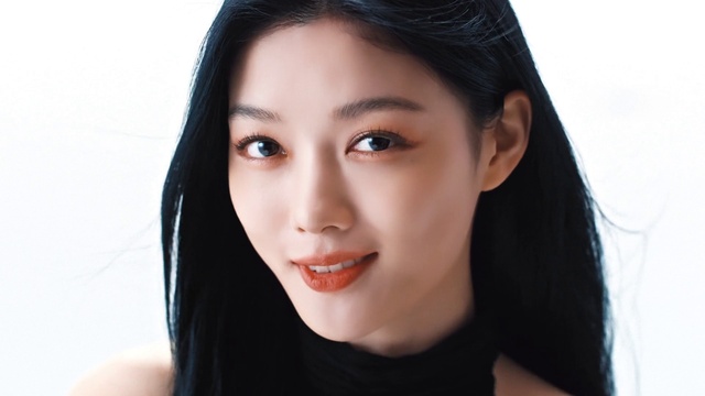 Video Reference: Nose, Cheek, Skin, Lip, Smile, Lipstick, Eyelash, Flash photography, Neck, Jaw