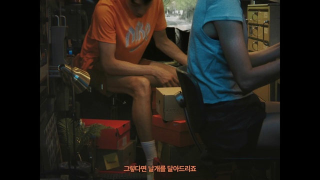 Video Reference: Thigh, Knee, Elbow, Art, T-shirt, Human leg, Fun, Event, Hat, Electric blue