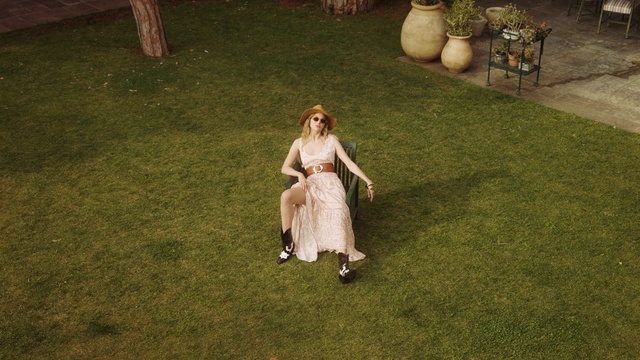 Video Reference: People in nature, Flash photography, Grass, Plant, Fawn, Flooring, Formal wear, Leisure, Lawn, Grassland