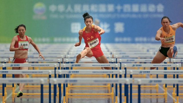 Video Reference: hurdles, track and field, athletics, race, female athletes, indoor stadium, sports competition, jumping, running, hurdle race, motion, competition, lane, training, event