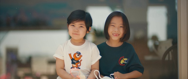 Video Reference: Face, Skin, Smile, Facial expression, Happy, Sleeve, Gesture, T-shirt, Leisure, Fun