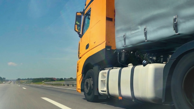 Video Reference: Tire, Wheel, Vehicle, Sky, Motor vehicle, Automotive tire, Hood, Tread, Automotive design, Truck