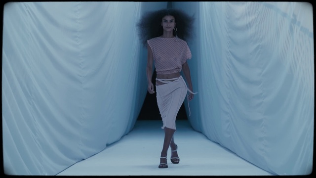 Video Reference: Leg, Azure, Sleeve, Flash photography, Knee, Waist, Thigh, Sportswear, Fashion design, Electric blue