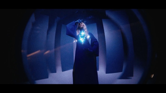 Video Reference: Azure, Purple, Sleeve, Entertainment, Electric blue, Flash photography, Performing arts, Event, Space, Formal wear