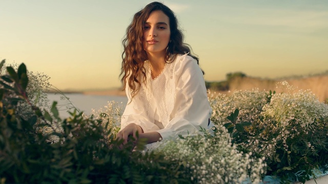 Video Reference: Hair, Plant, Flower, Sky, Hairstyle, Facial expression, People in nature, Flash photography, Happy, Natural landscape