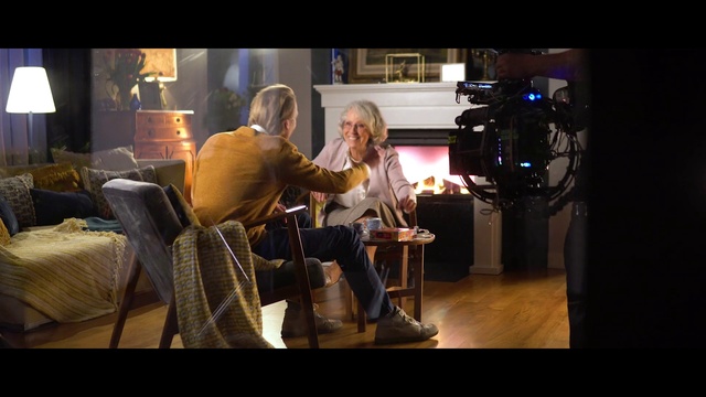 Video Reference: Flash photography, Television program, Chair, Entertainment, Television studio, Event, Cinematographer, Display device, Performing arts, Broadcasting