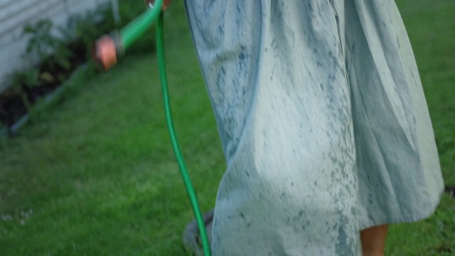 Video Reference: Plant, Tree, Wood, Grass, Lawn, Human leg, Trunk, Wire, Grassland, Rope
