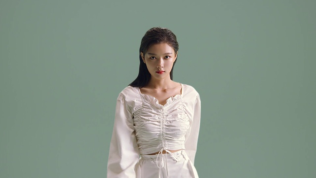 Video Reference: Arm, Human body, Sleeve, Flash photography, Waist, Gesture, Fashion design, Blazer, Street fashion, Formal wear