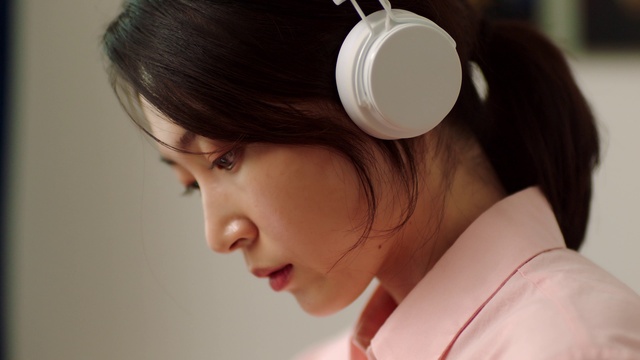 Video Reference: Nose, Hair, Skin, Head, Lip, Vision care, Eyebrow, Eye, Eyelash, Hearing