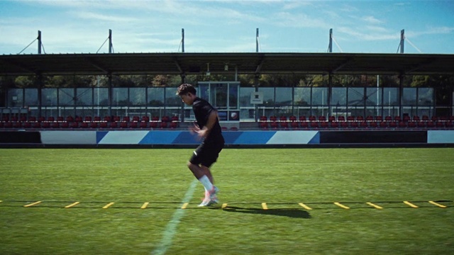 Video Reference: Sky, Shorts, Cloud, Plant, Sports equipment, Player, Leisure, Grass, Sports, Competition event