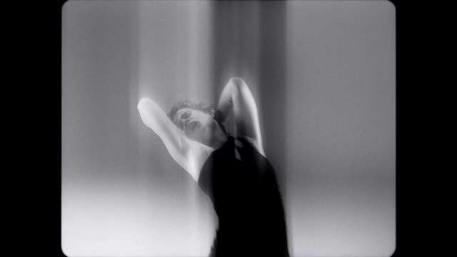 Video Reference: Flash photography, Gesture, Style, Black-and-white, Sleeve, Monochrome photography, Monochrome, Rectangle, Human leg, Elbow