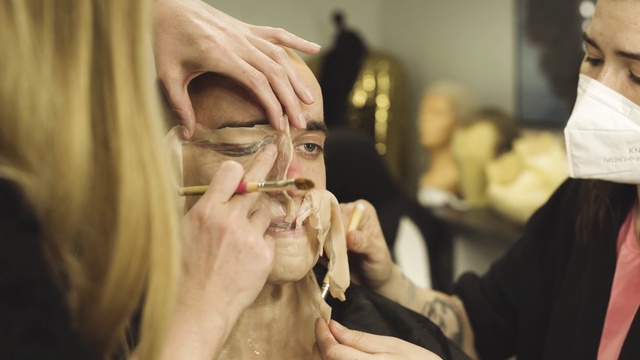 Video Reference: Hand, Vision care, Eyebrow, Eyelash, Mouth, Fashion, Eyewear, Makeup artist, Gesture, Finger