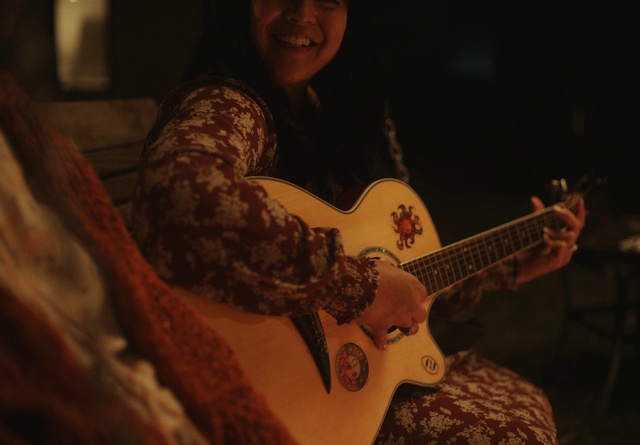 Video Reference: Musical instrument, Musician, String instrument, String instrument, Plucked string instruments, String instrument accessory, Guitar, Guitar accessory, Smile, Musical instrument accessory