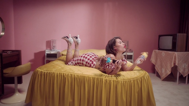 Video Reference: Furniture, Table, Comfort, Human body, Flash photography, Textile, Pink, Thigh, Flooring, Happy